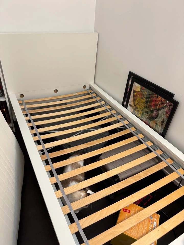 Ikea bed frame + mattress - Twin - photo 4