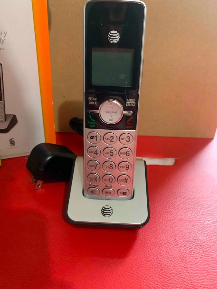 AT&T CL80103 Cordless Phone Expansion Handset w/ Base - photo 3