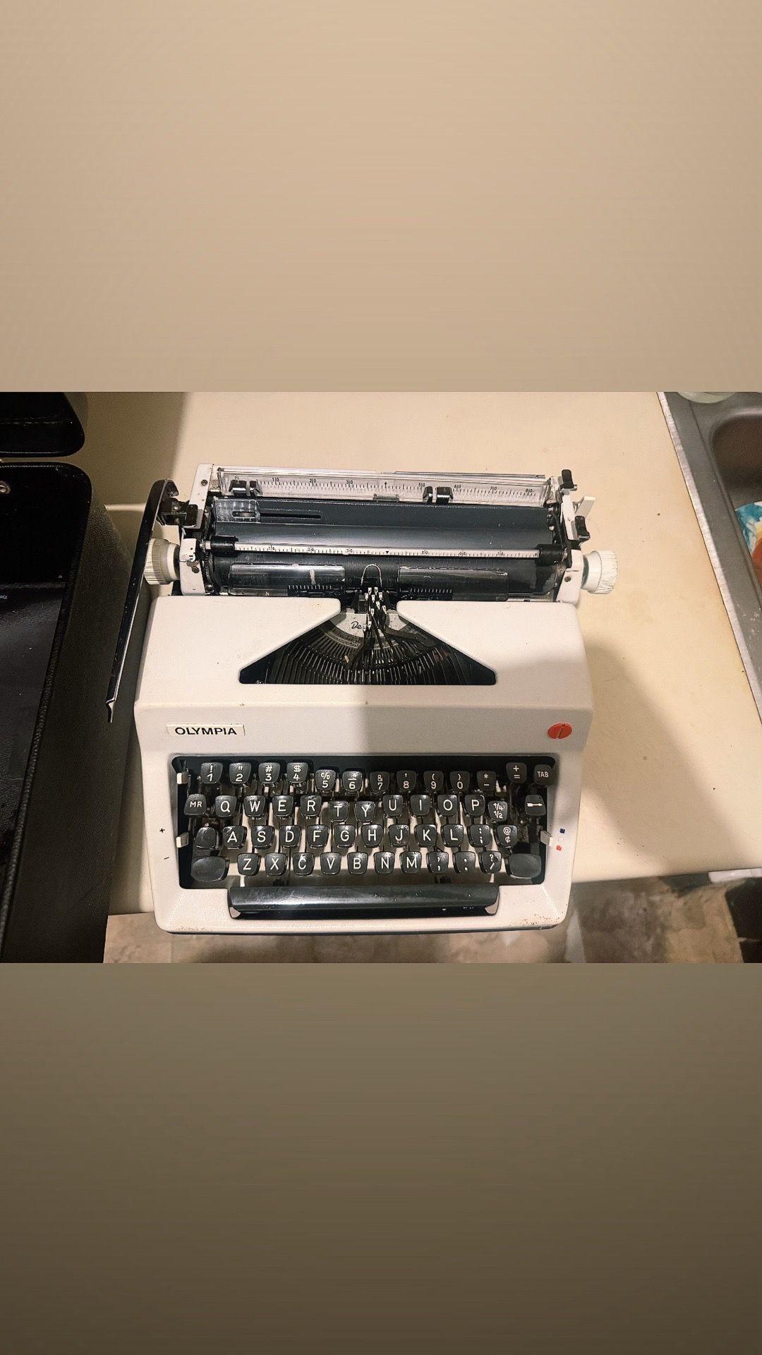 Vintage Olympia Traveller de Luxe Portable Typewriter
