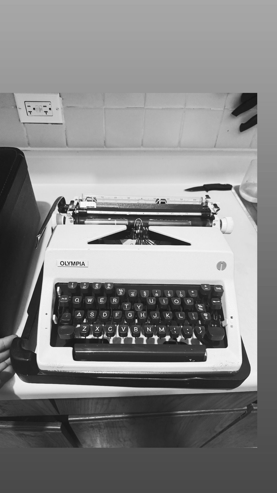 Vintage Olympia Traveller de Luxe Portable Typewriter - photo 3