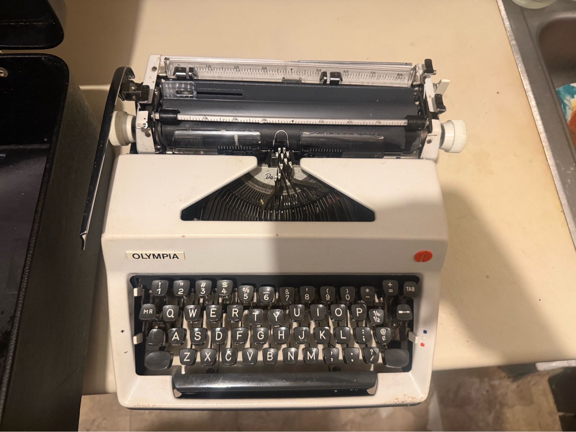 Vintage Olympia Traveller de Luxe Portable Typewriter - photo 4