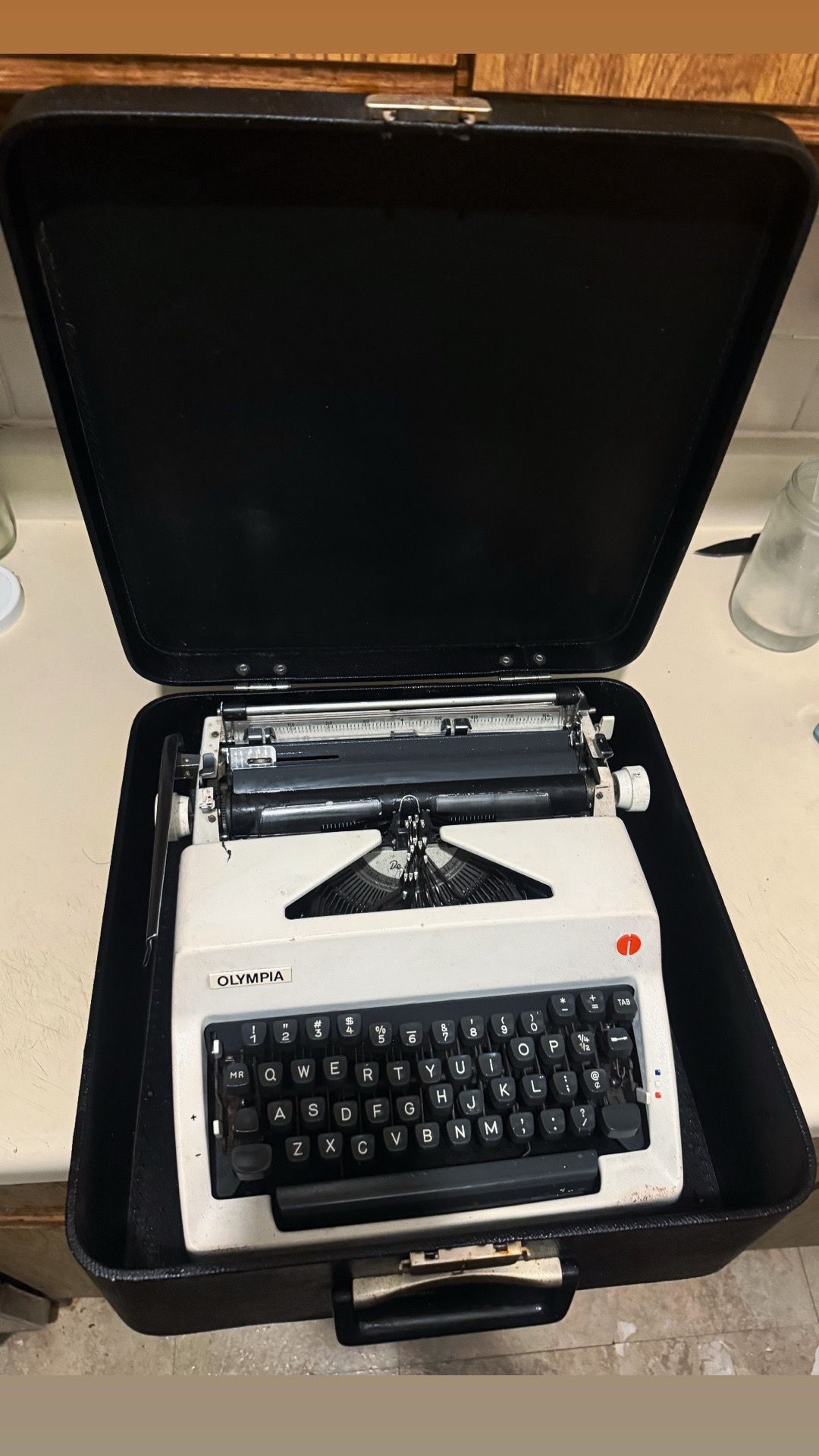 Vintage Olympia Traveller de Luxe Portable Typewriter - photo 5