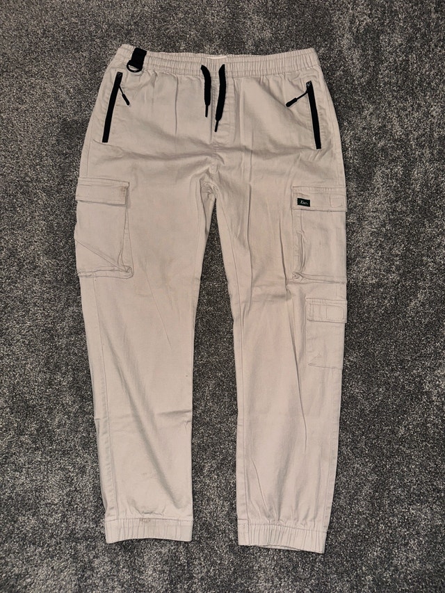 men’s stone cargo pants size XL fits like a large