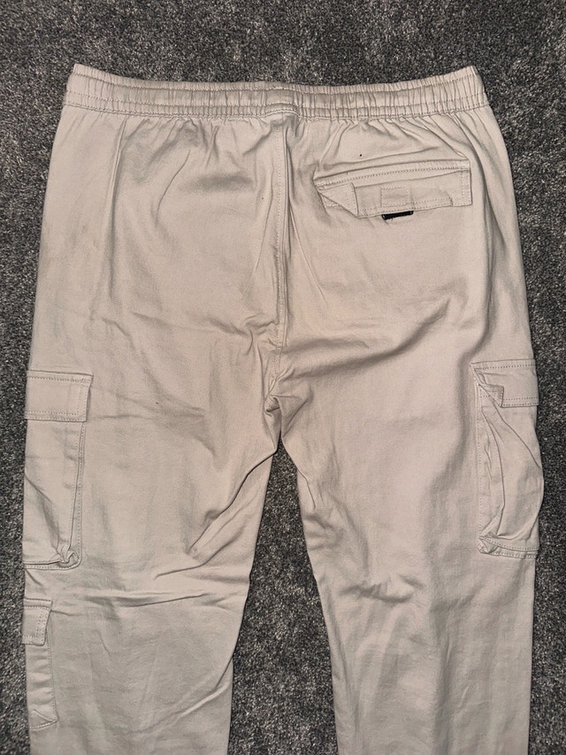 men’s stone cargo pants size XL fits like a large - photo 5