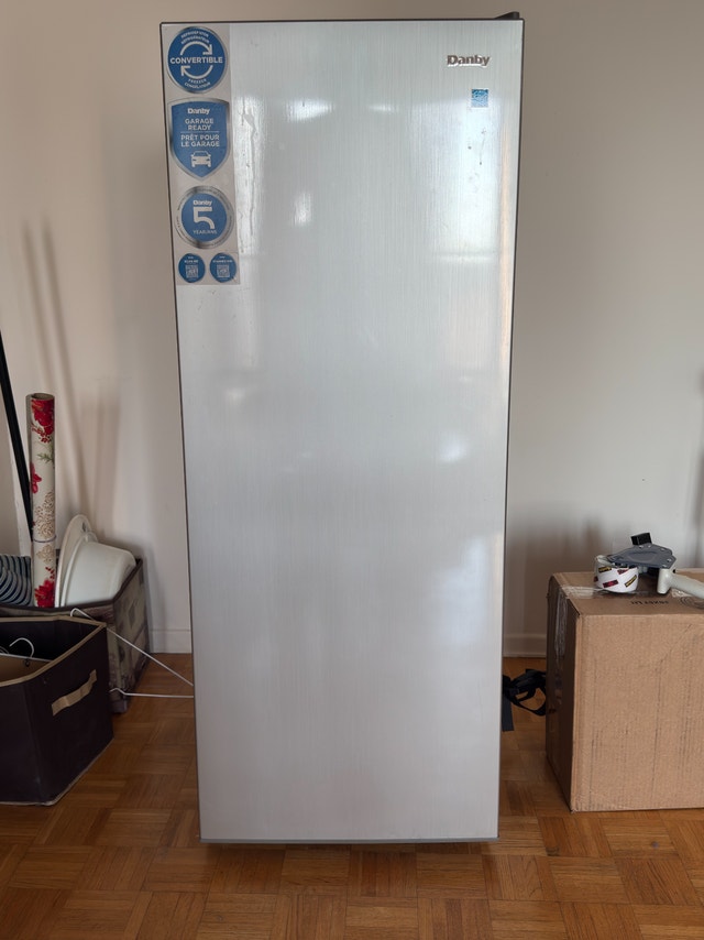 Danby 6.8 cu. ft. Convertible Upright Freezer / Fridge
