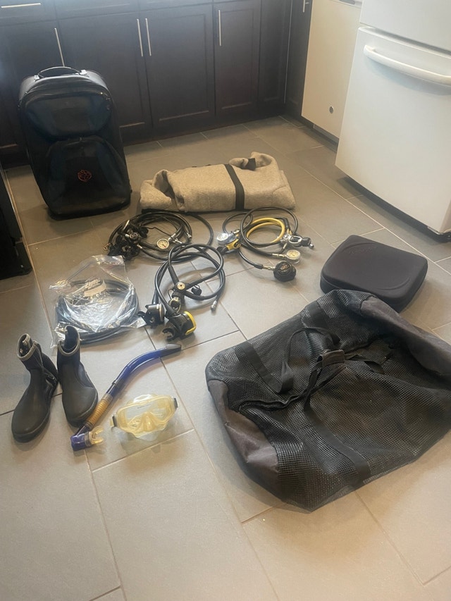 Scuba Gear - Lots of masks, fins, regulators, computers - photo 2