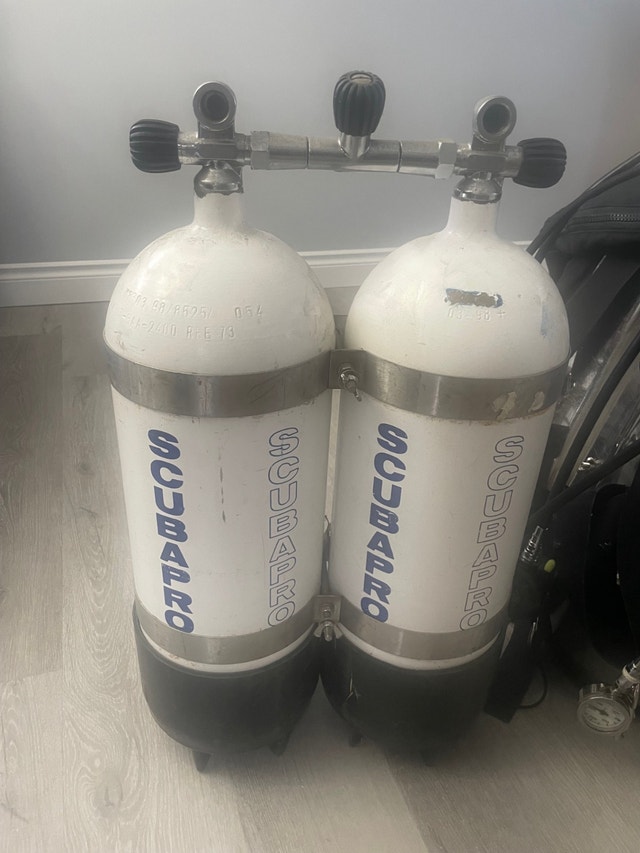Scuba Twin Tanks with bands and manifold