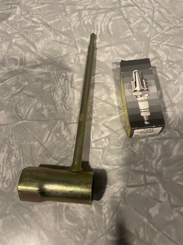 New lawn mower spark plug Bosch 7547 WRS6F - photo 2