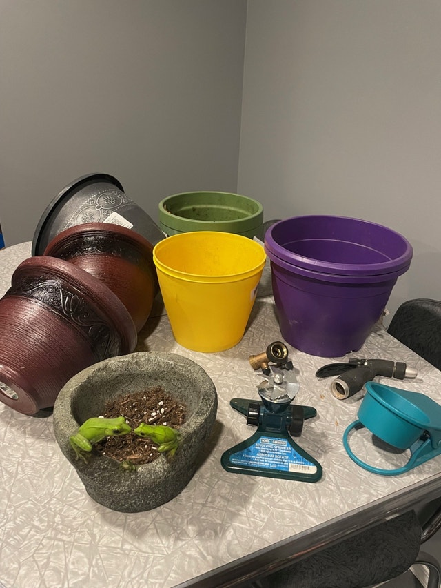 9 plastic pots, 1 frog pot, sprinkler, tap and spray nozzle