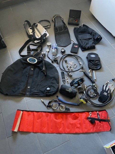 Technical scuba diving gear
