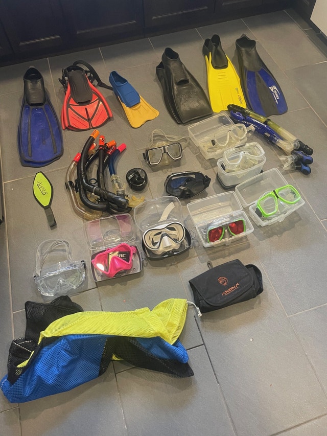 28 masks, 17 snorkels, 5 fins and mesh bags