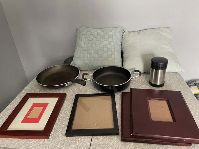 Frying pan, casserole dish, 4 frames, 2 soft baby blue pillows