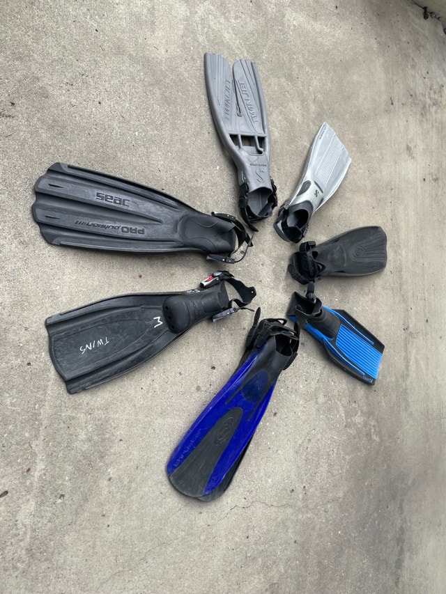 35 pairs of used Scuba diving and belly boat strapped fins - photo 4