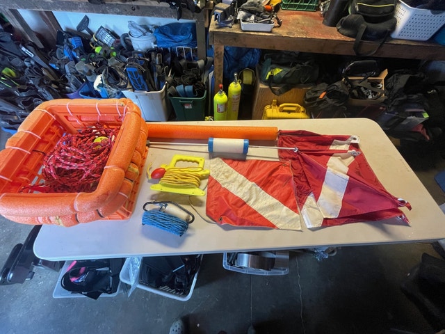Scuba diving lights, cutting devices and flags with floats - photo 2