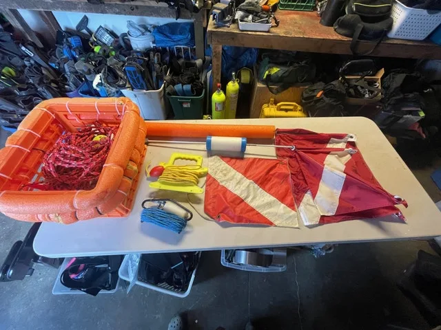 Scuba diving lights, cutting devices and flags with floats - photo 2