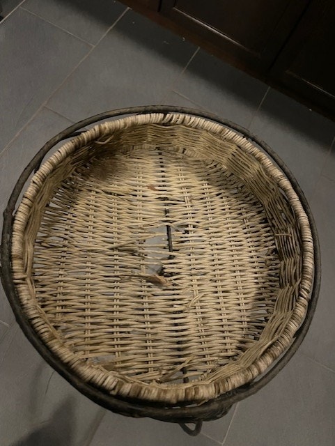 Metal decorative stand with wicker basket - photo 2
