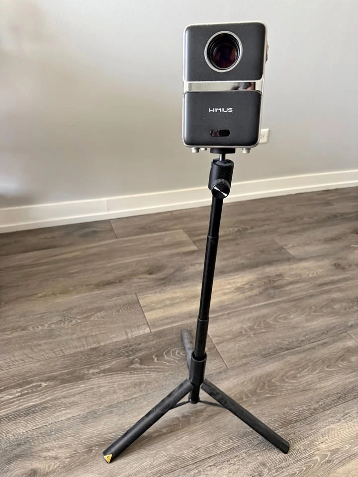 WiMiUS 1080P 5G WiFi Projector + KraftGeek 32" Tripod Stand