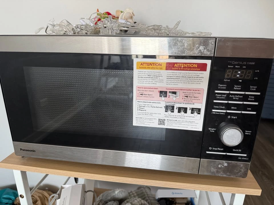 MUST GO!! Panasonic 1100W Microwave (Model NN-SD66LS) + Table - photo 2
