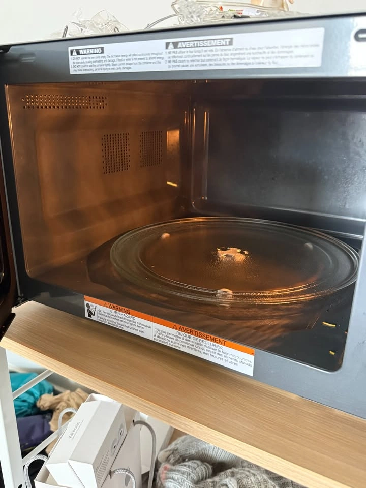 MUST GO!! Panasonic 1100W Microwave (Model NN-SD66LS) + Table - photo 3