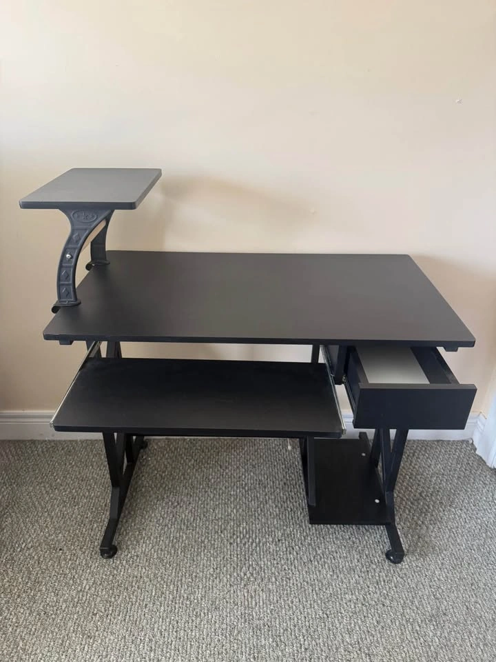 Computer or work desk - photo 2