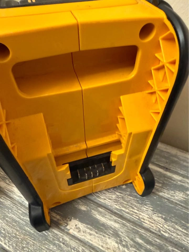 Dewalt bluetooth jobsite speaker (Battery not included) - photo 3