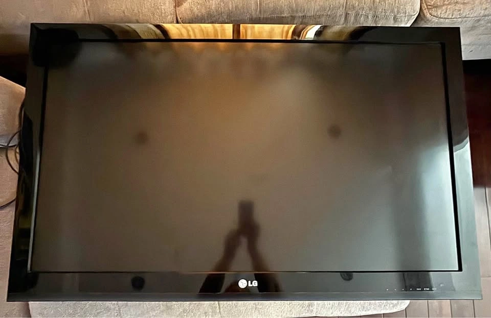 LG 42CS560 42" LCD TV