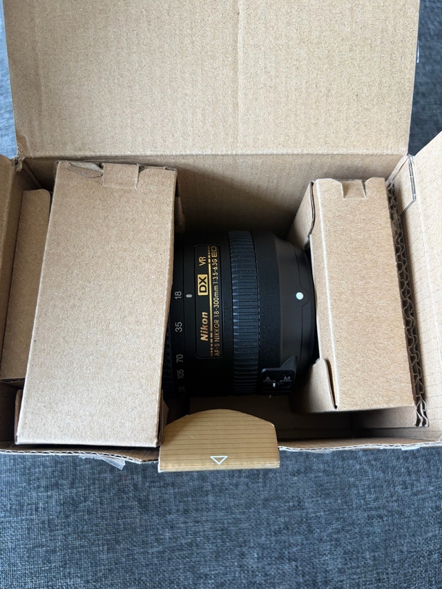 Nikon AF-S DX Nikkor 18-300mm - photo 2
