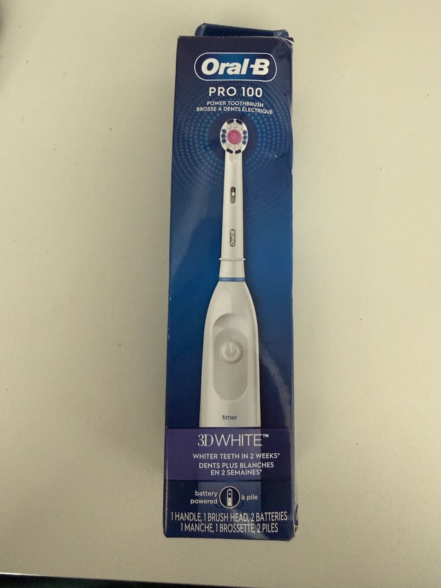 Oral-B Pro 100 3D White Battery Toothbrush