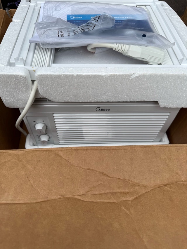 Midea 5,000 BTU Window Air Conditioner - photo 2