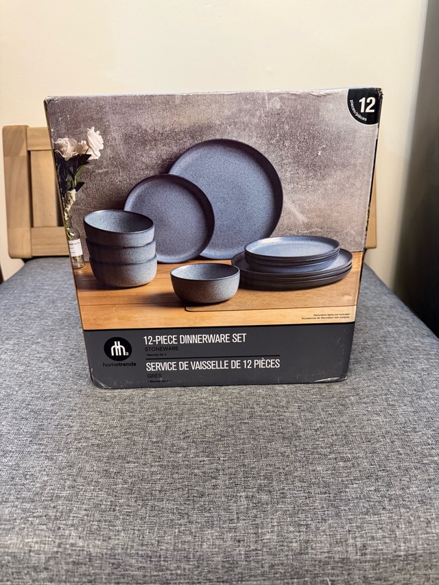 Hometrends 12-Piece Dinnerware Set