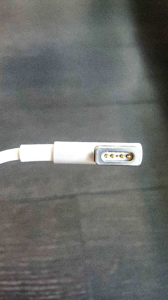 Apple 60W MagSafe Power Adapter - photo 4