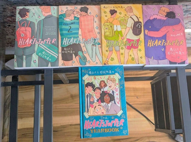 Heartstopper Volumes: 1-4 + special edition yearbook