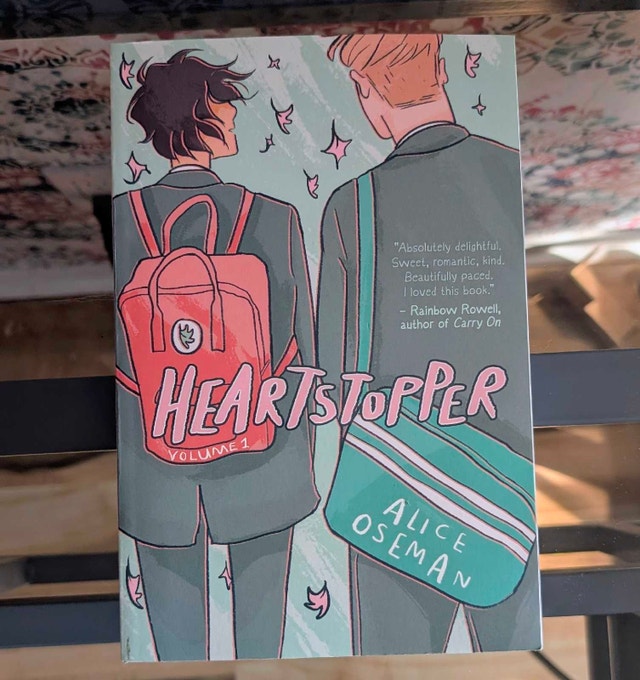 Heartstopper Volumes: 1-4 + special edition yearbook - photo 2