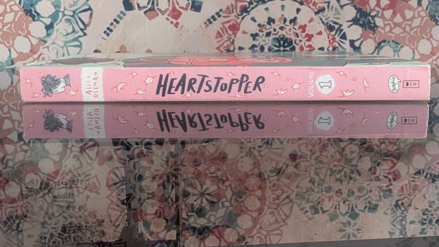 Heartstopper Volumes: 1-4 + special edition yearbook - photo 3