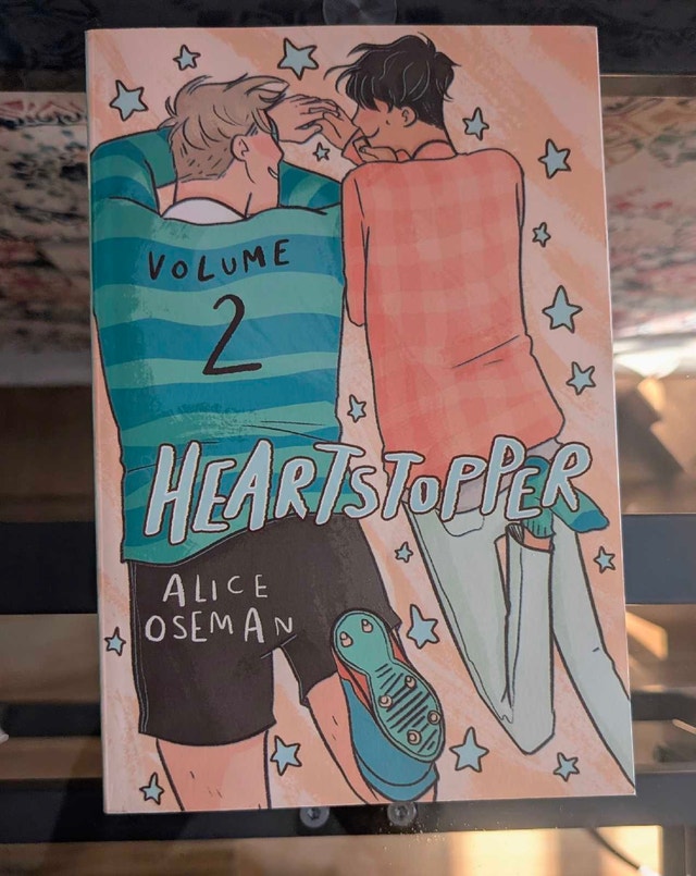 Heartstopper Volumes: 1-4 + special edition yearbook - photo 4