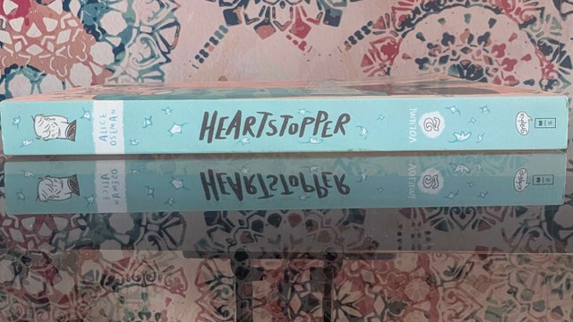 Heartstopper Volumes: 1-4 + special edition yearbook - photo 5