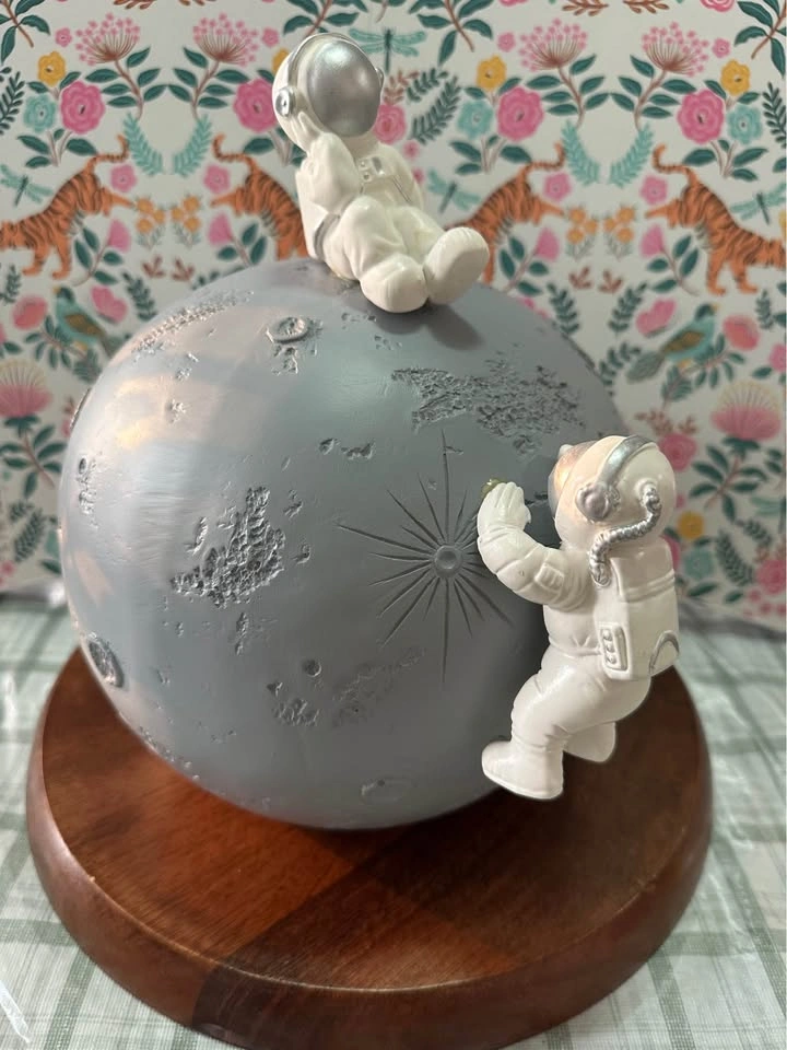 Astronaut Moon Figurine Decor Kleenex Dispenser Cover - photo 2