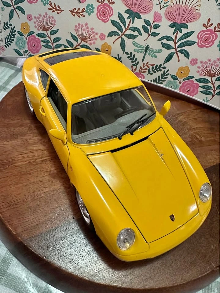 Bburago 1993 Porsche 911 Carrera 1/18 Scale Model Car