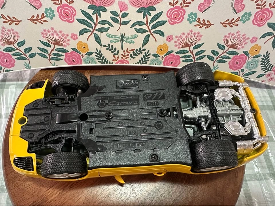 Bburago 1993 Porsche 911 Carrera 1/18 Scale Model Car - photo 3