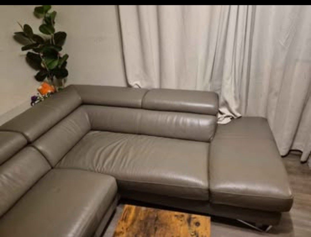 L SHAPED SOFA WITH FREE LAMPS