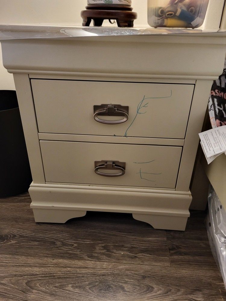 King Bedroom Set With FREE LAMPS - photo 5