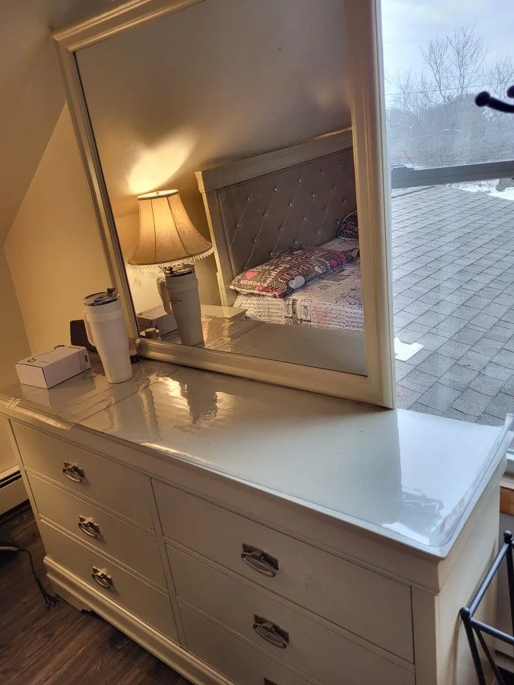 King Bedroom Set With FREE LAMPS image indicator(6)