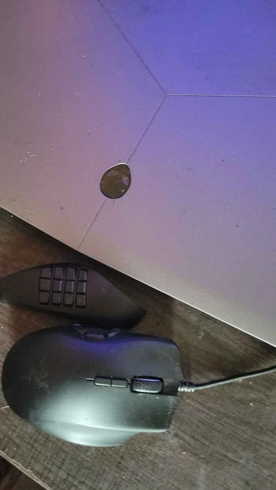 Alienware laptop and razor mouse - photo 2