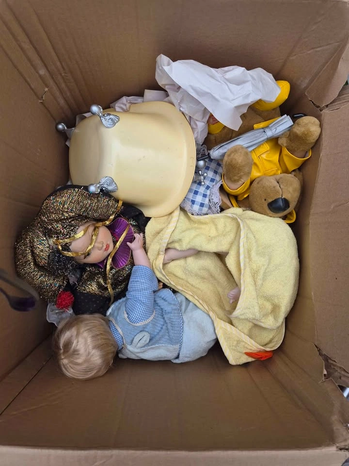 Bunch of porcelain dolls and accessories obo - photo 2