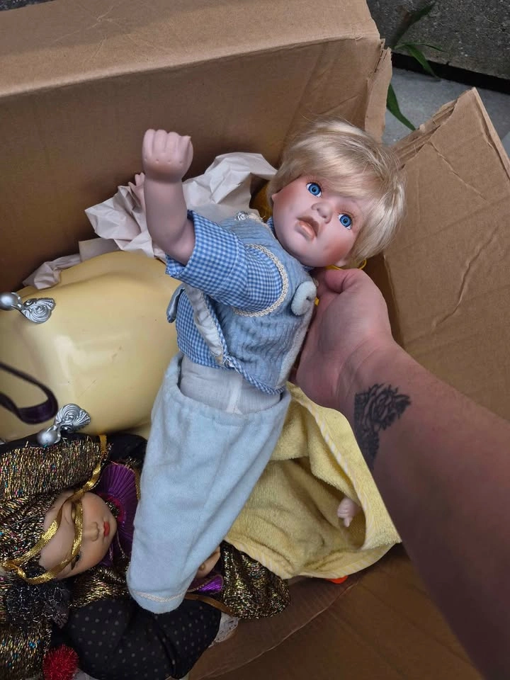 Bunch of porcelain dolls and accessories obo - photo 3