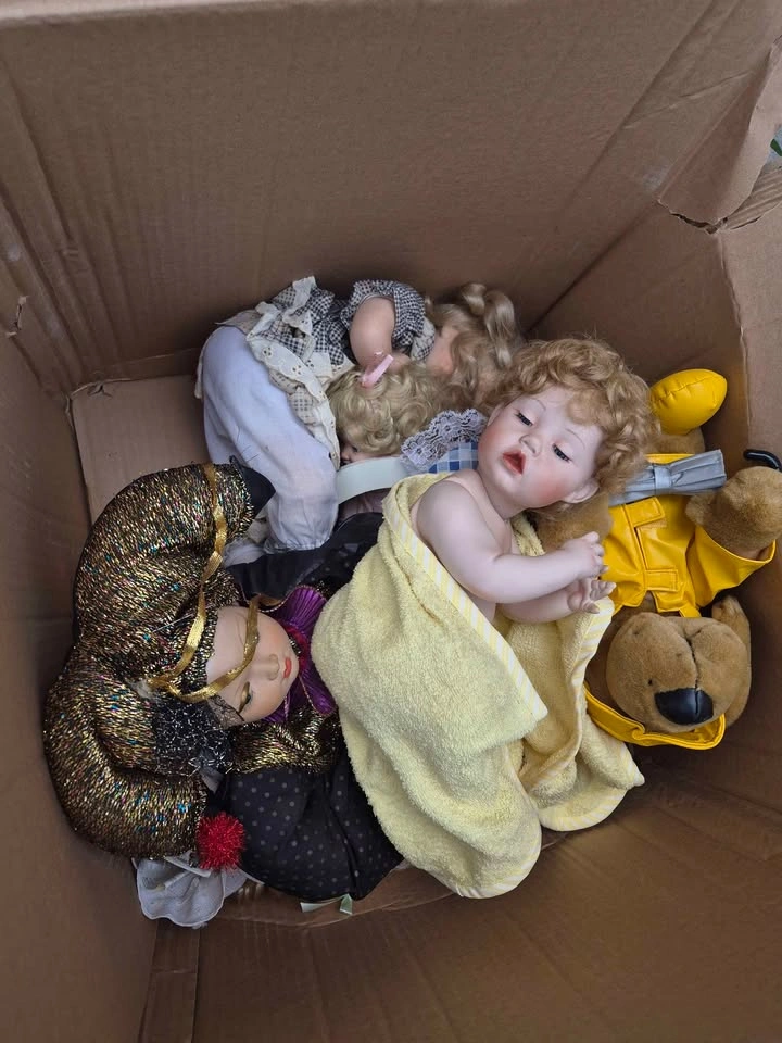 Bunch of porcelain dolls and accessories obo - photo 5