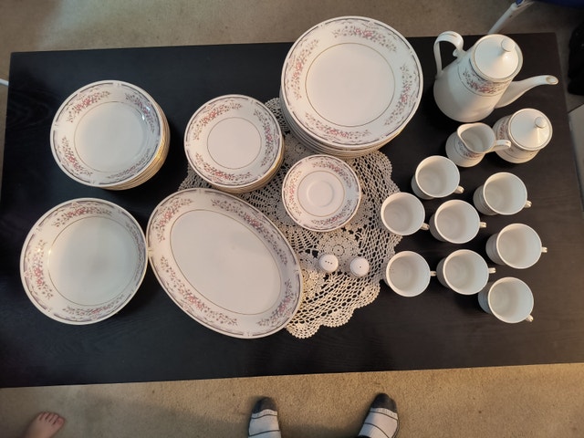 Fine China set (47 piece)