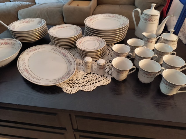 Fine China set (47 piece) - photo 2