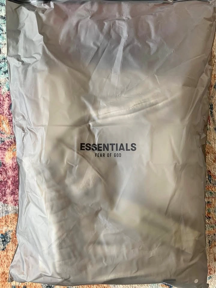 Brand New Fear of God Essentials Shorts Medium - Light Oatmeal