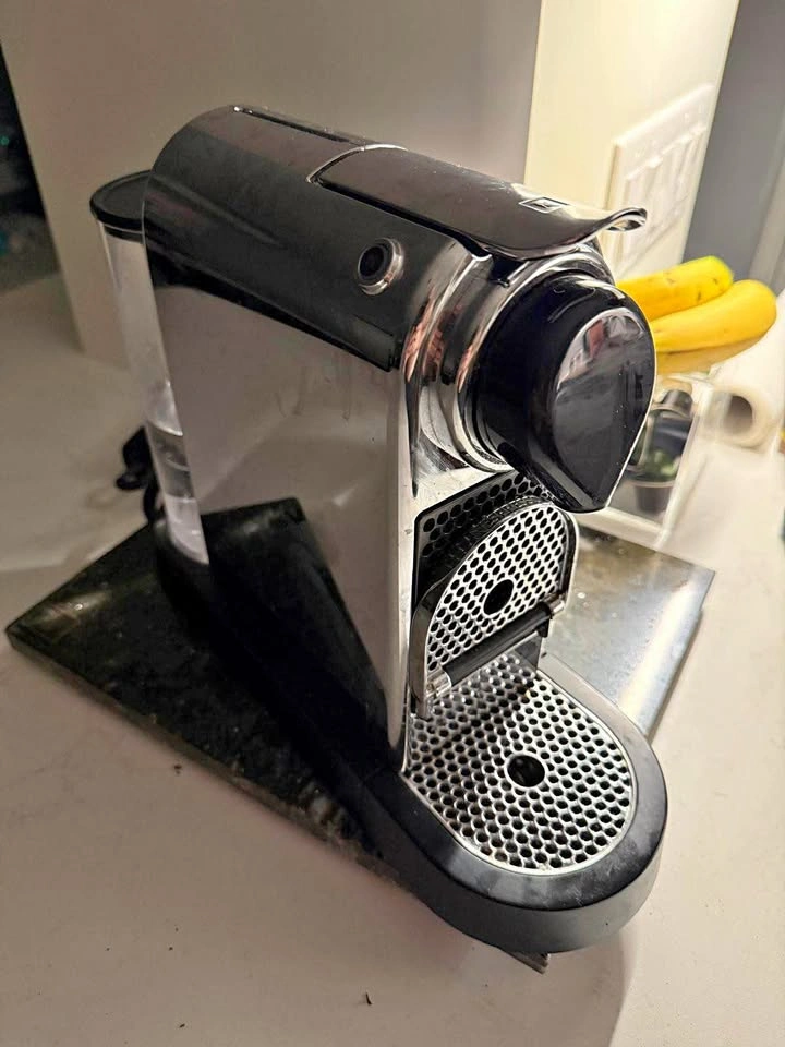 Nespresso Machine Original + milk frother + free capsules